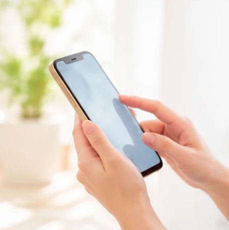 スマートフォンを操作する手元
